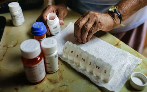 لماذا يجب على أصحاب الأمراض المزمنة عدم تغيير الأدوية بشكل ذاتي؟ لماذا يجب على أصحاب الأمراض المزمنة عدم تغيير الأدوية بشكل ذاتي؟