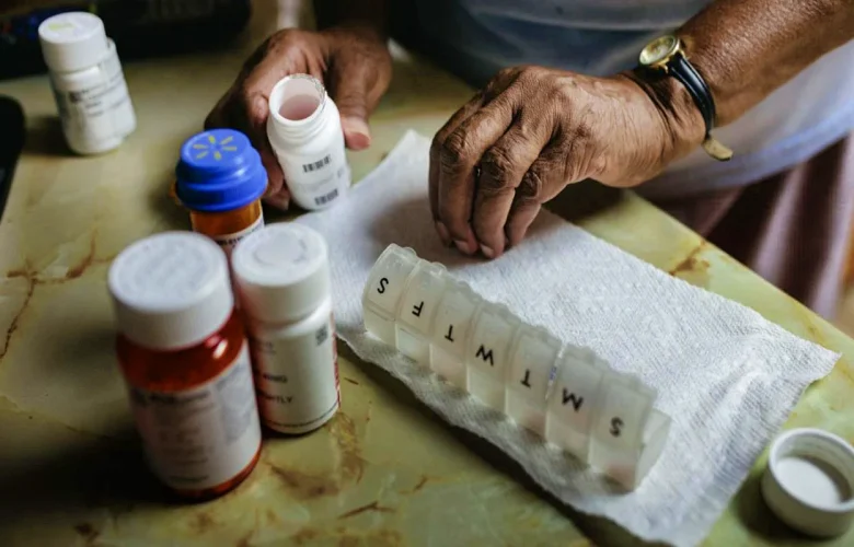 لماذا يجب على أصحاب الأمراض المزمنة عدم تغيير الأدوية بشكل ذاتي؟