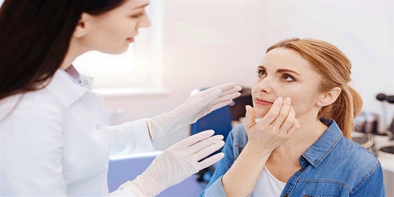 ما هي علامات الإنذار الدالة على الإصابة بالعصب السابع؟