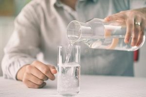 ماهي الكمية اليومية المناسبة من الماء للتخلص من حصوات الكلى ؟