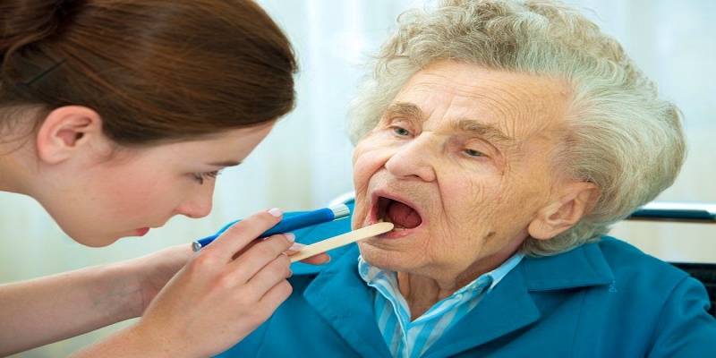 أسباب اصابة كبار السن بجفاف الفم