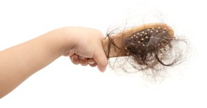 أسباب تساقط الشعر لدى الأطفال