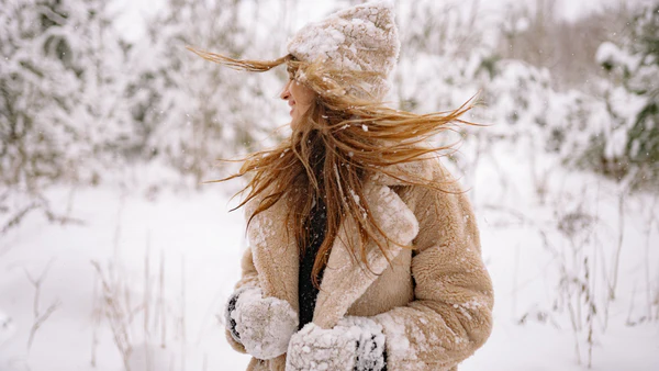 أفضل روتين علاجي للشعر الجاف والهايش في فصل الشتاء