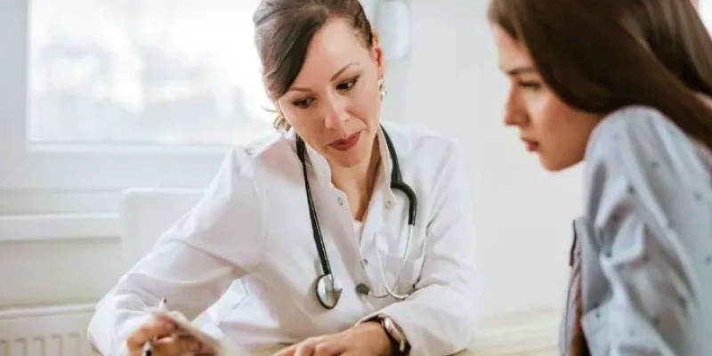 الزيارة الأولى: البلوغ (حوالي 13 – 15 سنة)