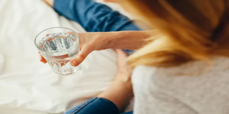 شرب الماء بمجرد الاستيقاظ من النوم