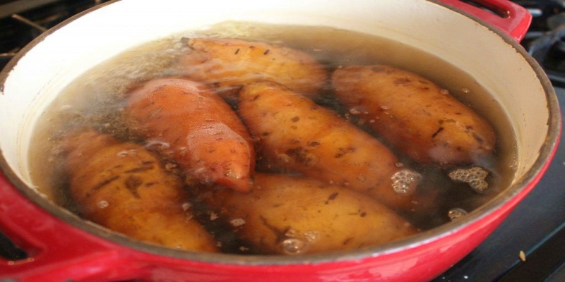 كيفية سلق البطاطا الحلوة للحفاظ على التغذية المثلى