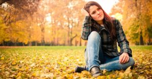 لماذا تزداد فرص الإصابة بالقولون العصبي في فصل الخريف؟