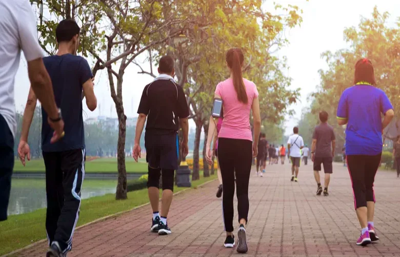ما علاقة المشي يوميا بصحة الجسم وزيادة معدلات العمر؟