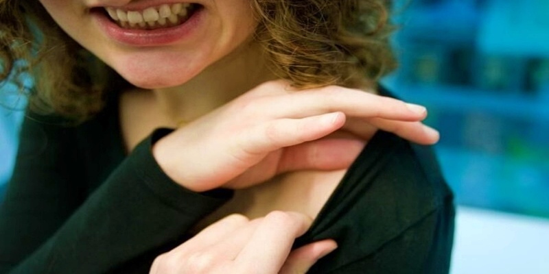 ما هي أعراض الألم العصبي بين الأضلاع الوربية؟