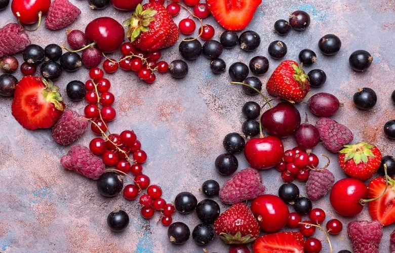 5 فواكه حمراء تساعد في حماية القلب بشكل طبيعي