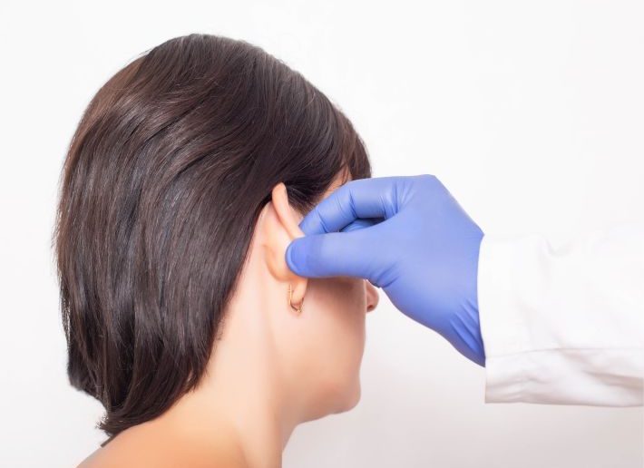 الأسباب الشائعة وراء ظهور ورم خلف الأذن