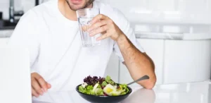 الطريقة المثلى لشرب الماء لتحسين الهضم وتخفيف الحموضة