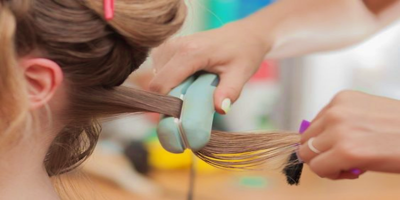 تطبيق الحرارة الزائدة على الشعر