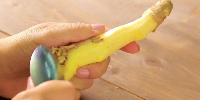 تقشير الزنجبيل