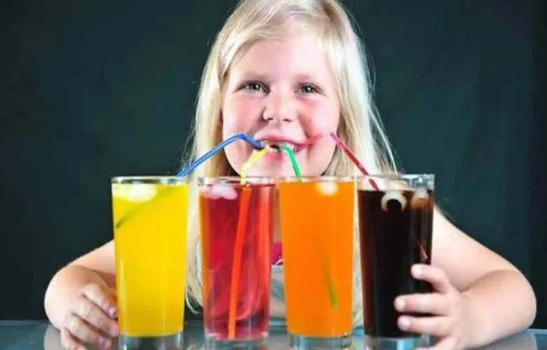 تناول الأطفال للكثير من المشروبات السكرية.. أهم العلامات والأضرار