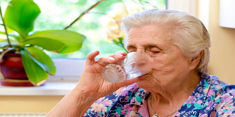 شرب كمية كافية من الماء وتجنب العشاء في أوقات متأخره