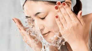 شطف الوجه بالماء الساخن أو البارد