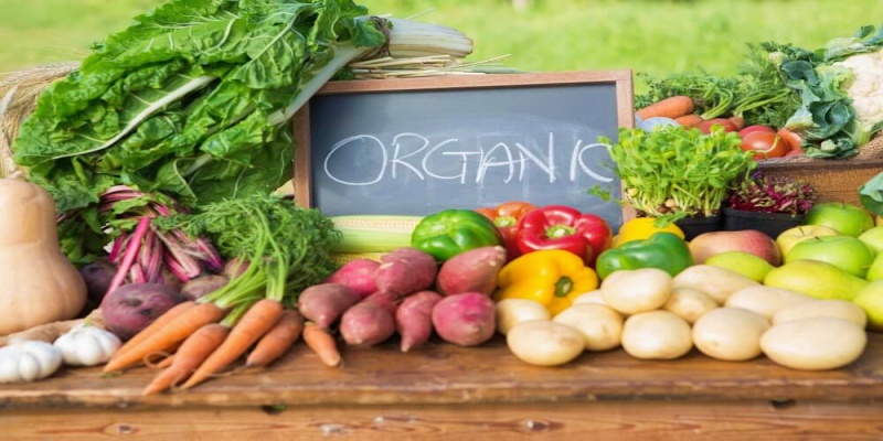 إعطاء الأولوية للأطعمة الطبيعية والعضوية