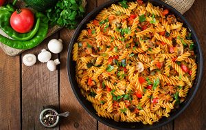 الجمع بين الخضراوات والمكرونة