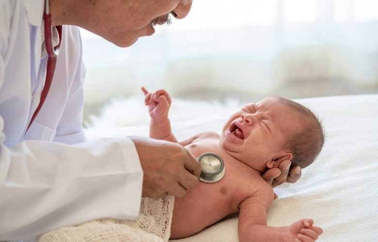 ما المقصود بالتواء المعدة عند الأطفال؟ وكيف يتم التعامل معها طبيا؟