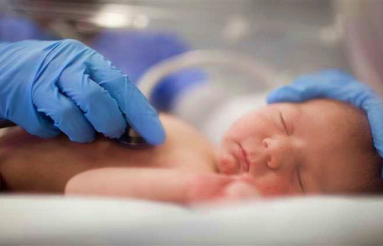 ما هي أسباب نقص المناعة لدى الأطفال المولودين بعملية قيصرية؟