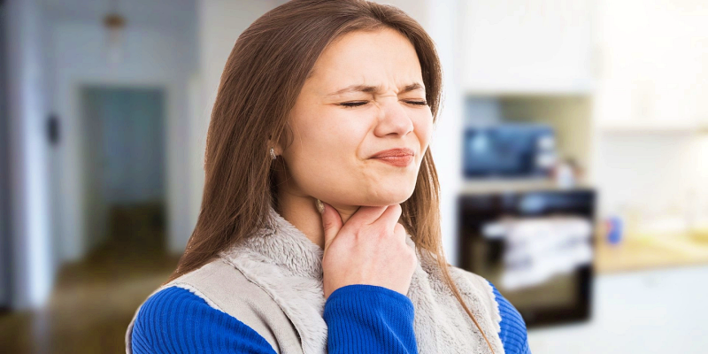 ما هي أعراض الإصابة بالتهاب البلعوم المزمن؟