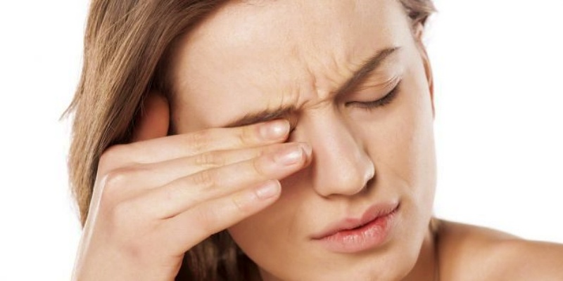 ما هي عواقب تجاهل مرض التهاب القزحية أو التعامل معه بشكل ذاتي؟