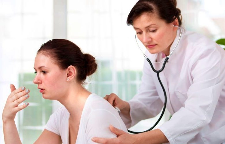 متى يجب الذهاب إلى الطبيب عند المعاناة من السعال المستمر؟