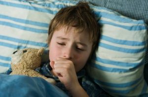  مشروبات لتهدئة الكحة الليلية عند الأطفال أثناء النوم