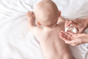 نصائح فعالة للعناية ببشرة المولود الجديد