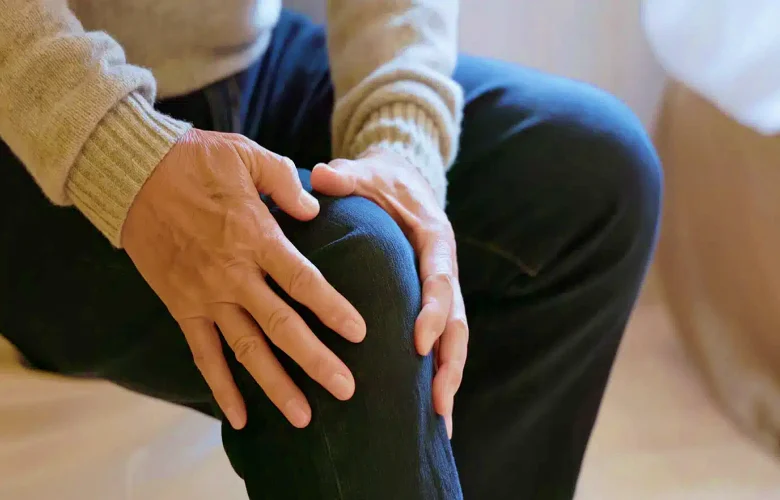 هل تعد آلام الركبة عند الوقوف أو الجلوس خلال فصل الشتاء مثيرة للقلق؟