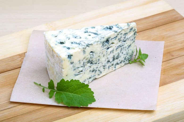 هل يعد العفن الموجود في جبن الريكفورد مفيدا؟