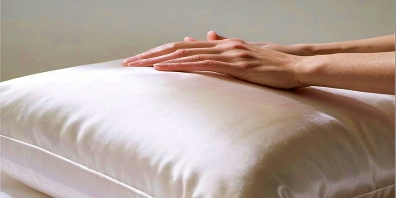 استخدام أغطية الوسائد الغير مناسبة للشعر