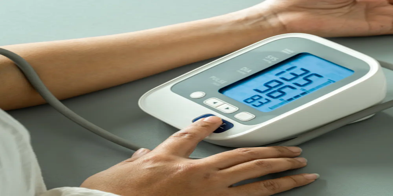 العمل على قراءة ضغط الدم بشكل منتظم