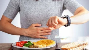 بعد مرور عدة ساعات من تناول وجبة إفطار ثقيلة