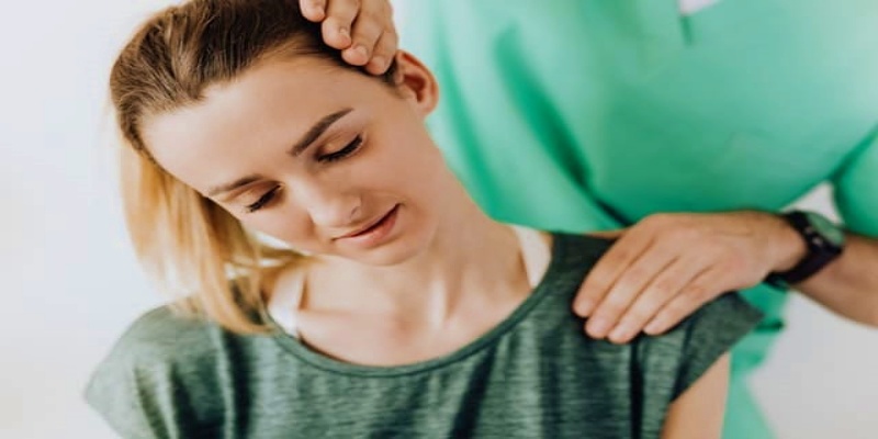 تدليك الرقبة والكتفين