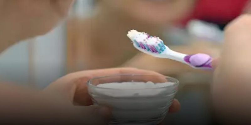 شطف الفم وتنظيف الأسنان بالملح
