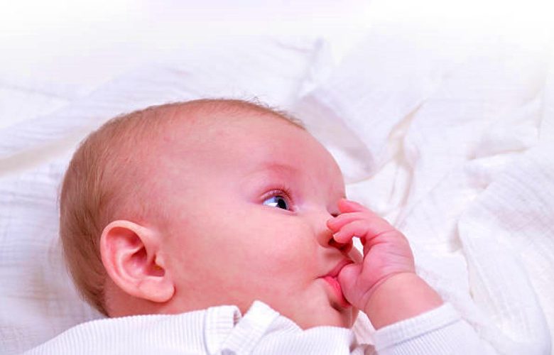 عواقب عادة مص الأصابع عند الأطفال والطرق الفعالة للتغلب عليها