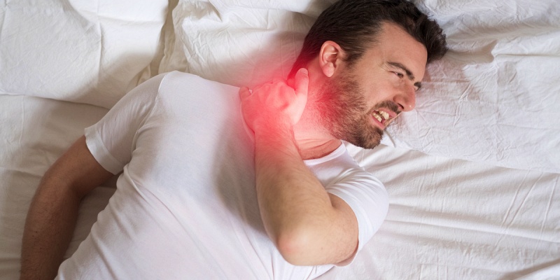 ما هي أسباب المعاناة من آلام الرقبة والكتف؟