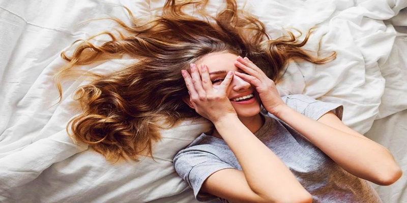 نصائح بسيطة في الليل للمساعدة في تقليل تساقط الشعر