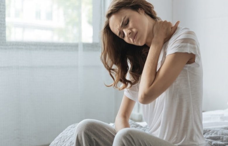 نصائح للتغلب على آلام الرقبة والكتف عند الاستيقاظ من النوم