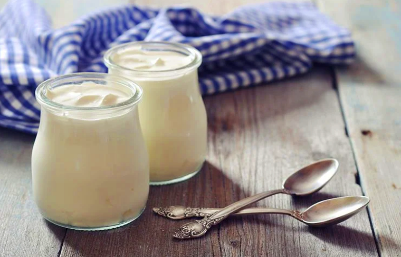 نوعان من الزبادي على مائدة السحور الرمضاني لدعم فقدان الوزن