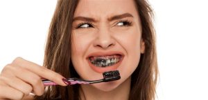 أبرز مخاطر معجون الأسنان بالفحم