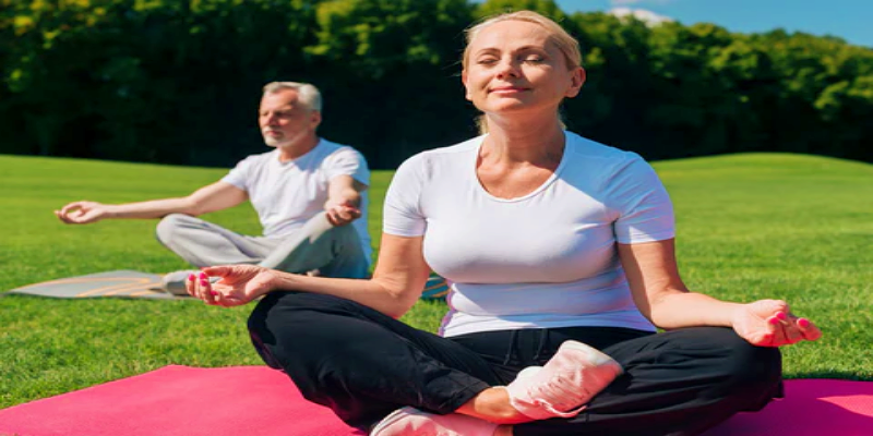 أشياء يجب الانتباه إليها عند ممارسة تمارين اليوغا مع من هم فوق الـ 40