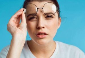 أعراض مرافقة لتشوش الرؤية في عين واحدة