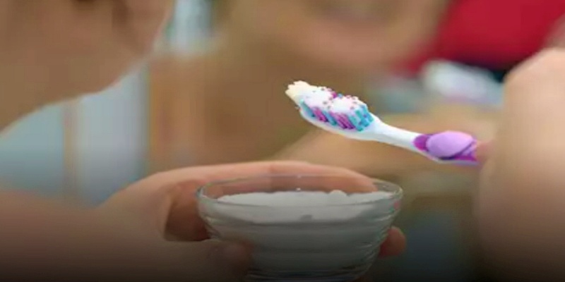 تنظيف الأسنان ببعض العناصر والمكونات الطبيعية