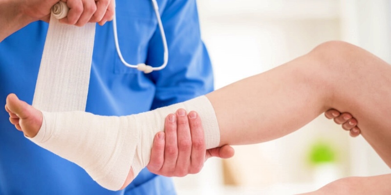 كيف نستطيع التعامل بشكل صحيح مع إصابات الكاحل؟