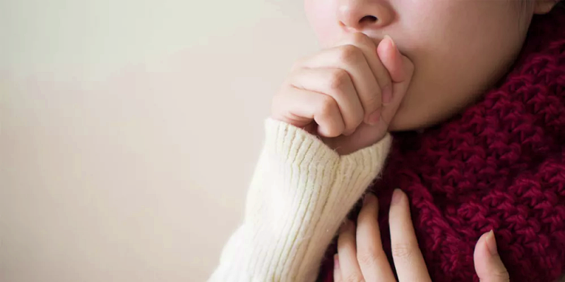 ما هي الأعراض الدالة على الإصابة بالتهاب الشعب الهوائية الحاد؟