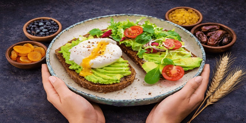 ما هي طريقة تناول الطعام المُثلى للمساعدة في تقليل دهون البطن؟