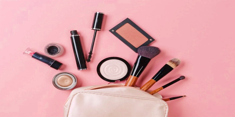 مشاركة الأدوات التجميلية مع الآخرين